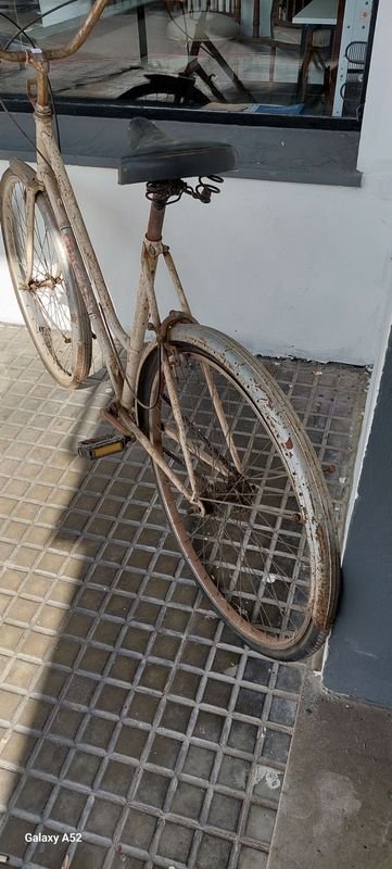 Bicicleta antigua en buen estado - imagen 2