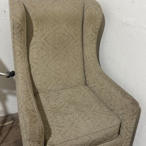 Lote siguiente: Lindo Sillón Estilo Inglés Tapizado en Jacquard