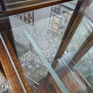 Vitrina Cristalero Howard Miller Antigua en Roble Macizo - imagen 10