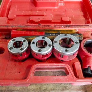 Lote siguiente: Kit de Terraja con Caja Plástica Roja para Roscado de Tubos