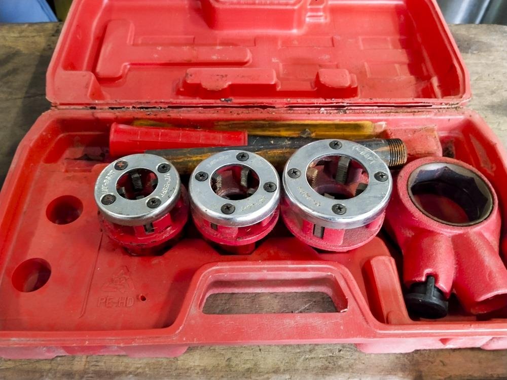 Kit de Terraja con Caja Plástica Roja para Roscado de Tubos