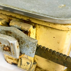 Antigua Balanza de Cocina Beige con Pesa y Bandeja Metálica - imagen 4