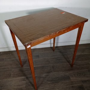 Mesa de madera con tapa de fórmica y desgaste - imagen 7