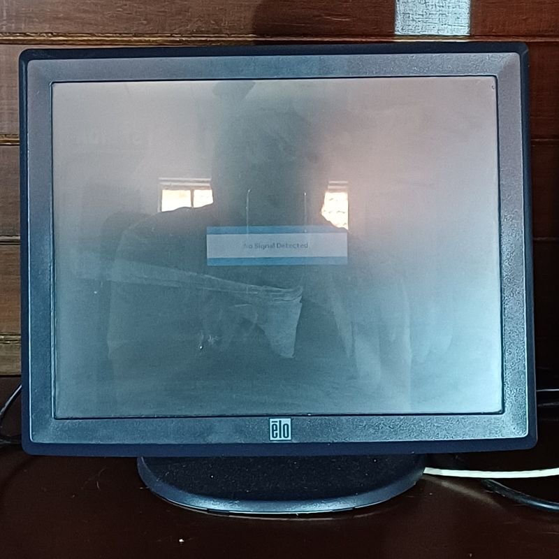 Computadora de torre y monitor táctil Elo - imagen 4