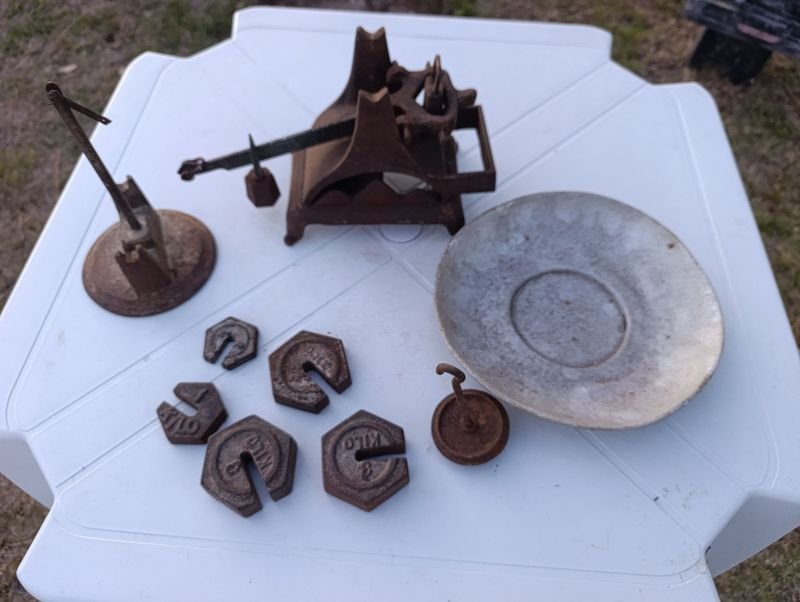 Lote siguiente: Balanza antigua de metal con pesas y discos