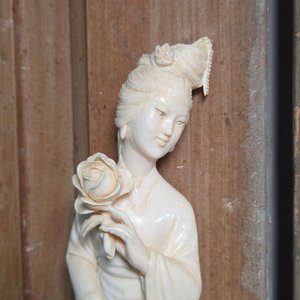 Figura Oriental de Dama con Rosa en Marfil, 23cm - imagen 3
