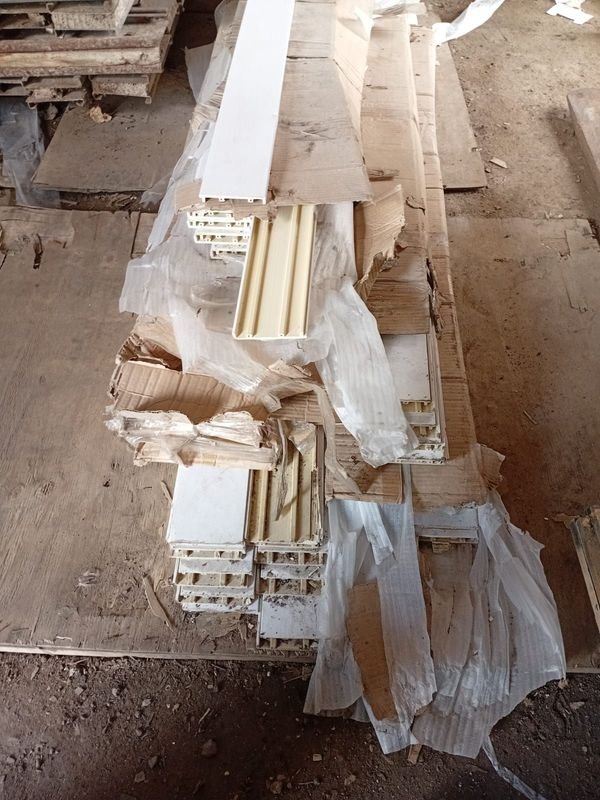 Lote de 100 Molduras de PVC Blancas para Construcción