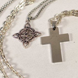 Dos Collares con Dijes: Nudo Celta y Cruz - imagen 2
