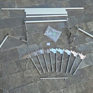 Exhibidores Tubulares Desmontables de Metal Plateado - imagen 4