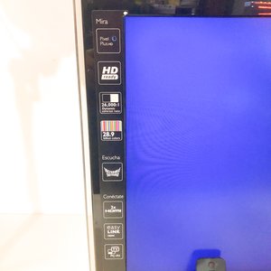 Televisor Philips de 32" con control remoto, funcionando - imagen 3