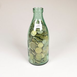 Botella de Vidrio Verde Antigua con Monedas Varias - imagen 2