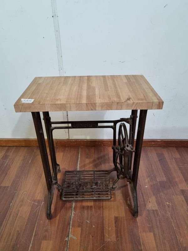 L 958 - 1 Pieza - Mesa auxiliar con base de antigua máquina de coser 'Singer' en hierro forjado, combinada con tapa superior de madera maciza (Medidas 61x37x75cm) - imagen 1
