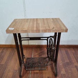 Lote siguiente: L 958 - 1 Pieza - Mesa auxiliar con base de antigua máquina de coser 'Singer' en hierro forjado, combinada con tapa superior de madera maciza (Medidas 61x37x75cm)