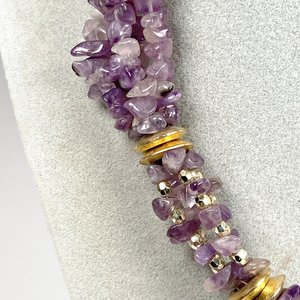 Collar de Cuatro Vueltas con Piedras Amatistas y Detalles Dorados - imagen 3