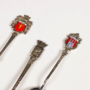 Tres Cucharitas de Plata Inglesa con Esmalte y Escudos de Ciudades - imagen 3