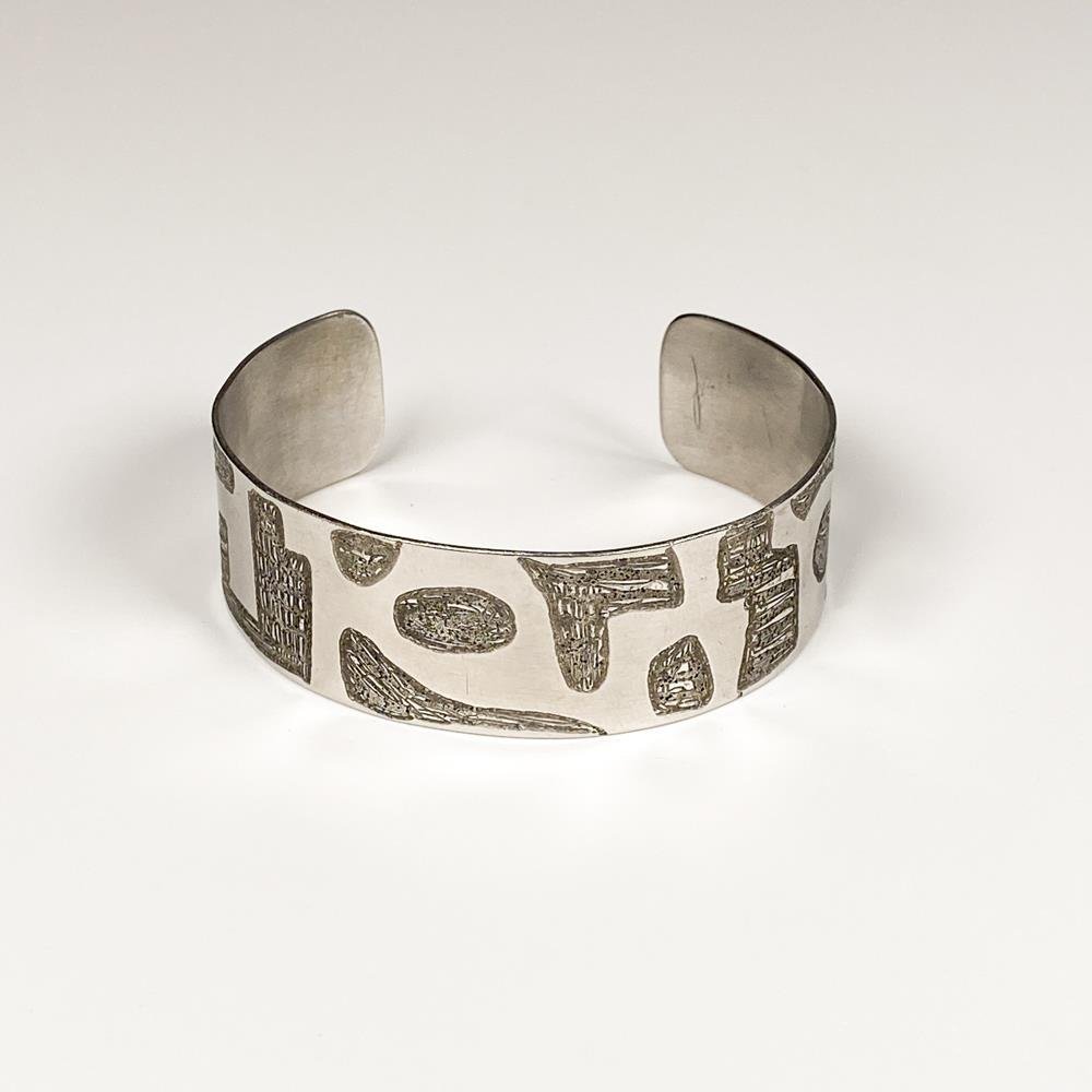 Brazalete de Acero Decorado con Firma