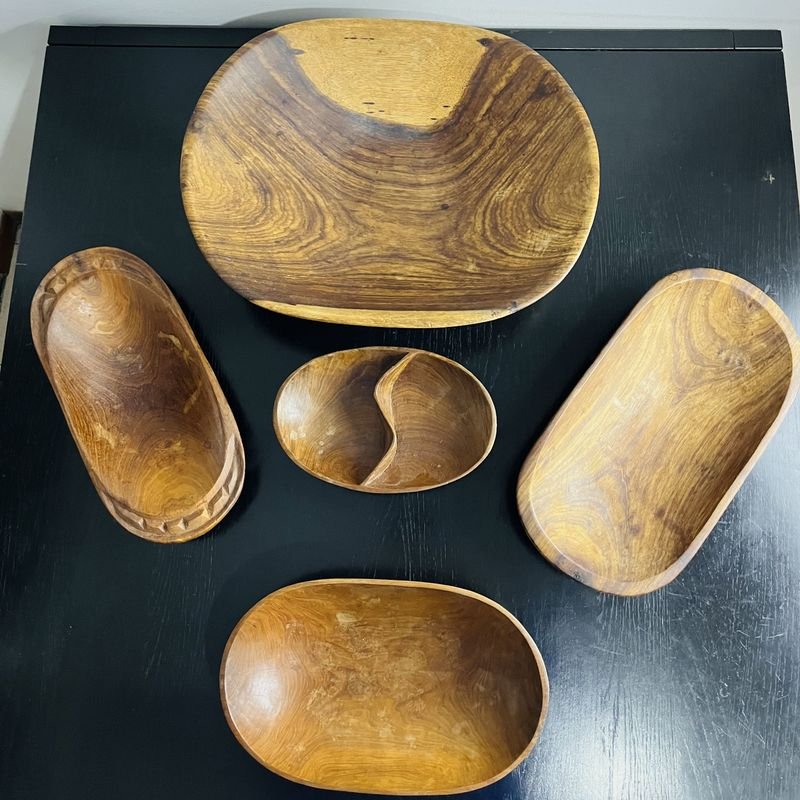 Lote siguiente: Piezas sud africanas en madera: ensaladeras, bandejas y copetineros