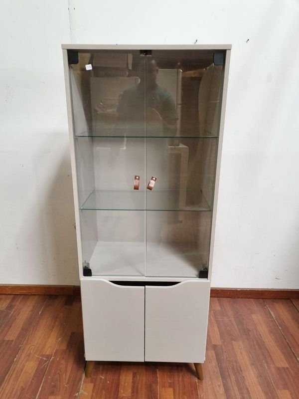 L 989 - Moderna vitrina de exposición con puertas de vidrio y estantes internos, ideal para lucir objetos o vajilla (Medidas 60x49x156cm) - imagen 1