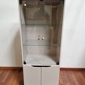 L 989 - Moderna vitrina de exposición con puertas de vidrio y estantes internos, ideal para lucir objetos o vajilla (Medidas 60x49x156cm) - imagen 1