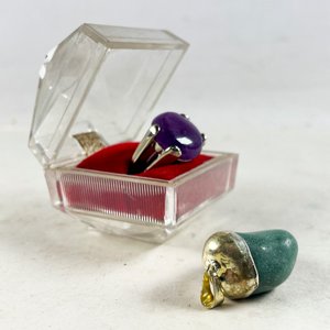 Anillo con Piedra Morada y Colgante Verde - imagen 2