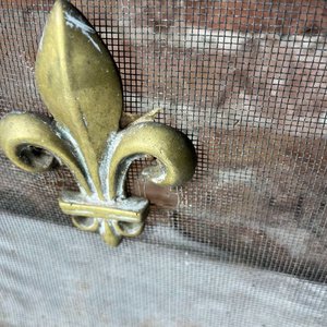 Chispero Metálico con Detalle de Flor de Lis y Bronce - imagen 8