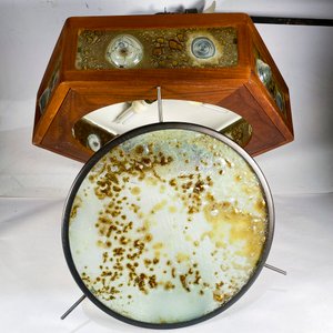 Lote siguiente: Colgante Hexagonal de Madera y Vidrio con Detalles Artísticos
