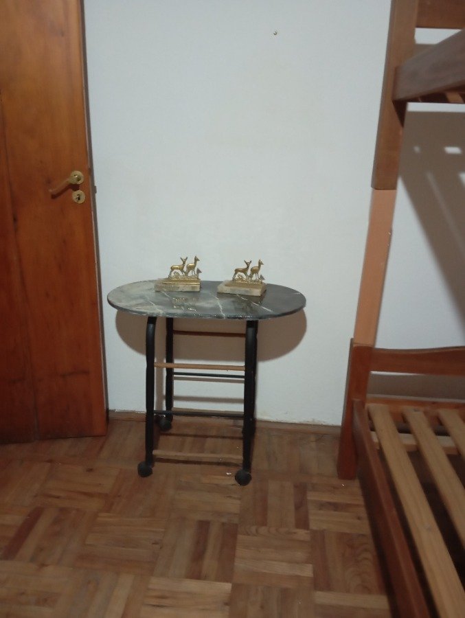 Mesa con tapa imitación mármol y figurines de caballo - imagen 4