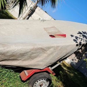 Lote siguiente: Lancha Pescadora Casco Casarino de Fibra de Vidrio con Trailer