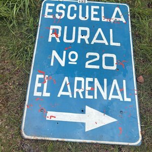 Lote siguiente: Cartel Señalizador Escuela Rural N° 20 El Arenal