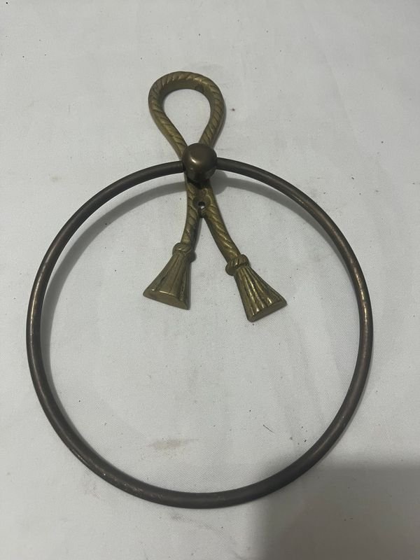 Toallero de bronce con diseño circular y detalles en forma de flecha - imagen 3
