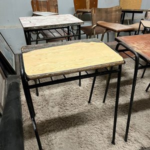 Lote de 7 Mesas y 15 Sillas Escolares de Hierro y Madera - imagen 17