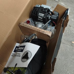 Desmalezadora Hyundai 52cc con Accesorios y Protector Rojo - imagen 4