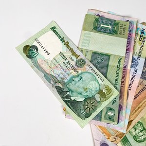 Lote de Billetes Varios: Uruguay, Portugal y Argentina - imagen 4