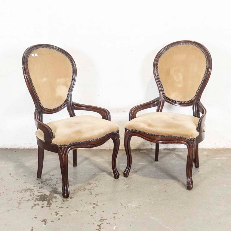 Butacas victorianas de tapicería beige con detalles de madera - imagen 1
