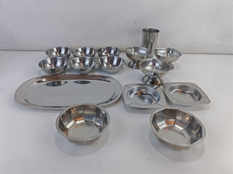 15 Piezas de Bandejas, Tazas y Ceniceros en Metal Plateado - imagen 1