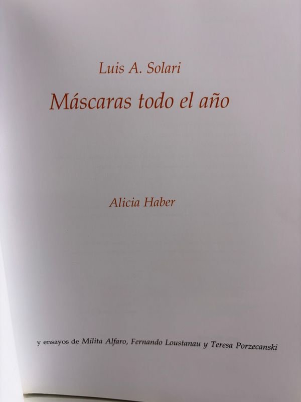 Libro de arte contemporáneo con máscaras y escultura - imagen 4