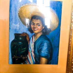 Cuadro estilo mexicano con dama y jarrón, marco dorado labrado - imagen 3