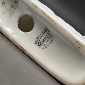 Lote de 5 Piezas de Porcelana Fina: Jarritas Limoges, Florerito Alemán, Calderita y Figura Schmidt - imagen 13