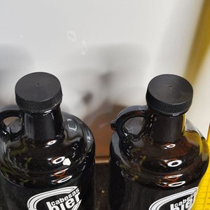 Dos Porrones de Cerveza Artesanal "Cabezas Bier" Vidrio Ámbar con Tapas - imagen 2