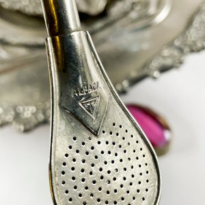 Lote de 6 piezas de metal plateado: centro repujado, cenicero, pastillero y bombilla - imagen 7