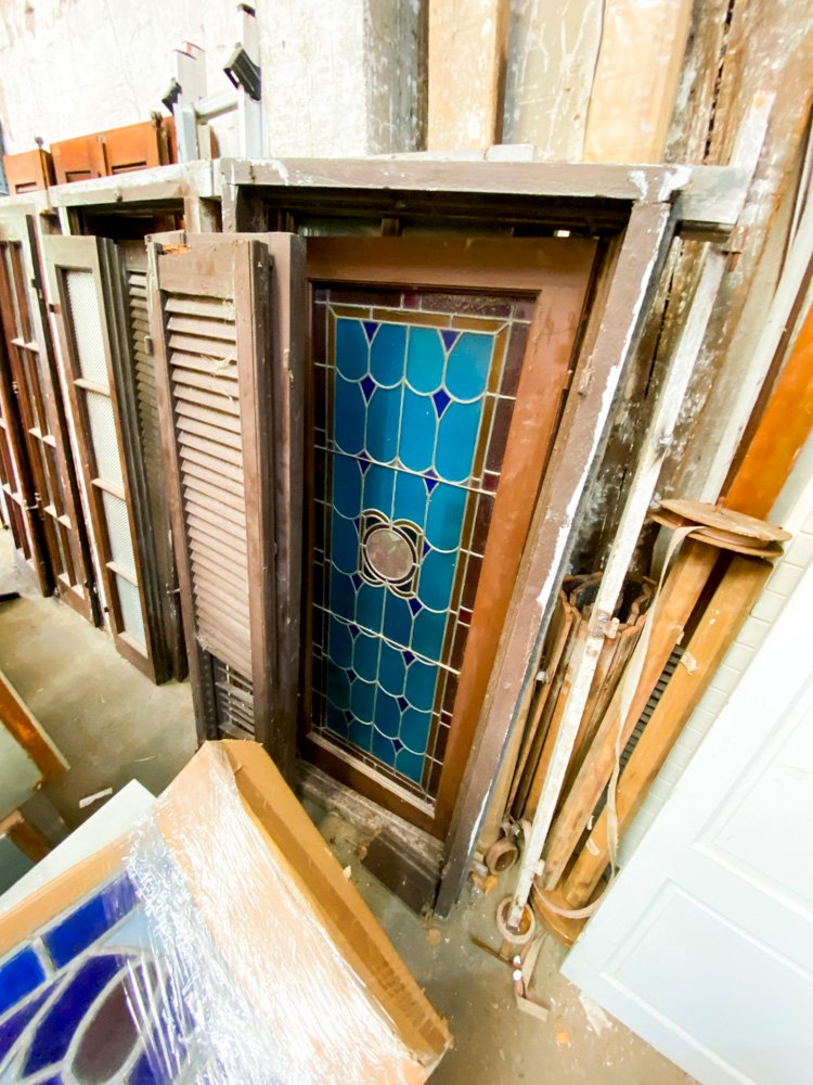 Lote siguiente: Ventana de dos hojas con postigo y detalle
