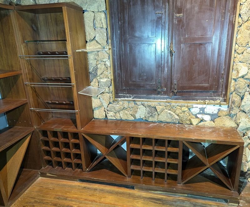 Estantería de madera con puertas de vidrio - imagen 2