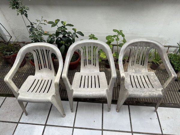 Lote de 3 Sillas Plásticas Blancas para Exterior