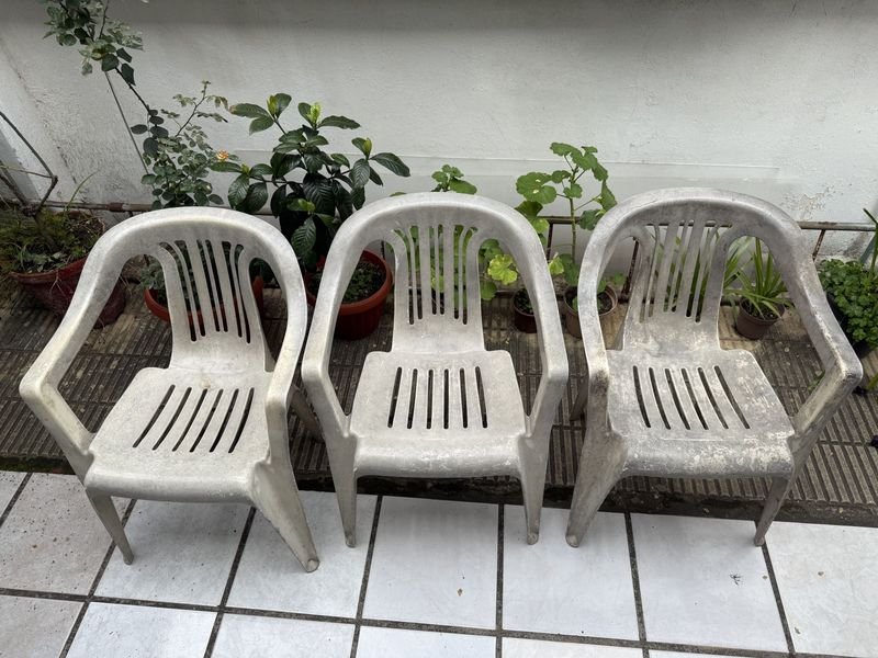 Lote de 3 Sillas Plásticas Blancas para Exterior