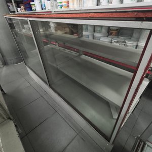Lote siguiente: Mostrador Vitrina Metálico con Estantes y Frente de Vidrio
