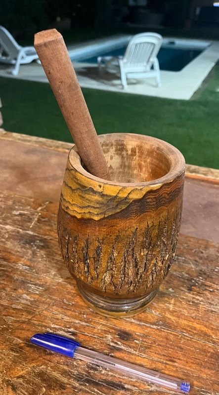 Mortero de madera con mano incorporada - imagen 5