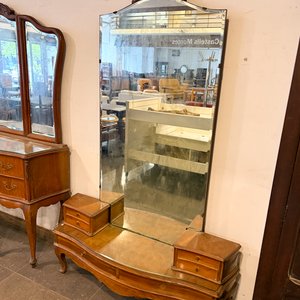 Lote anterior: Espejo de Tocador Antiguo con Cajones