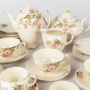 39 Piezas de loza inglesa Wedgwood, diseño floral fondo beige, borde dorado (gastado). Medidas: 10x6 cm - imagen 2