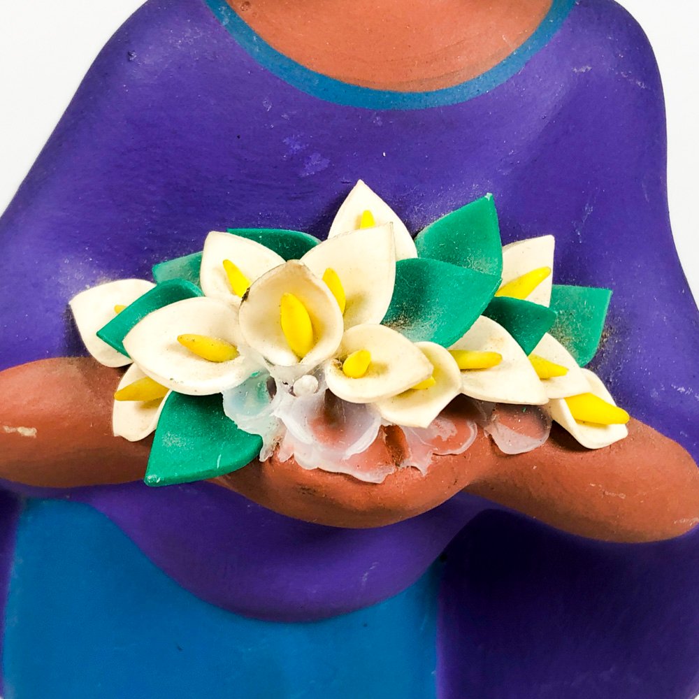Figurita cerámica azul de mujer con flores - imagen 4