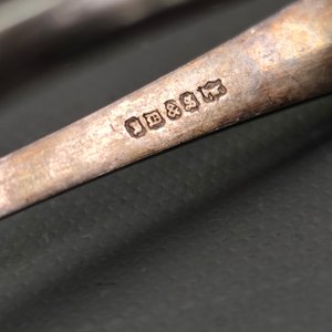 Antigua Pinza para Pan Calada en Plata con Múltiples Cuños - imagen 5